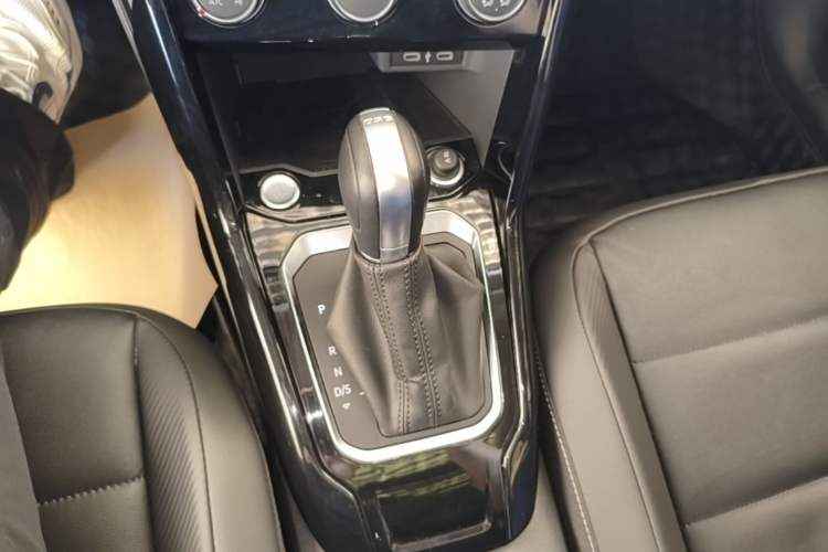 Used Volkswagen T-ROC 2021 Revised Version 280TSI DSG Two-Wheel Drive Comfort & Smart Connectivity Edition Gear Lever