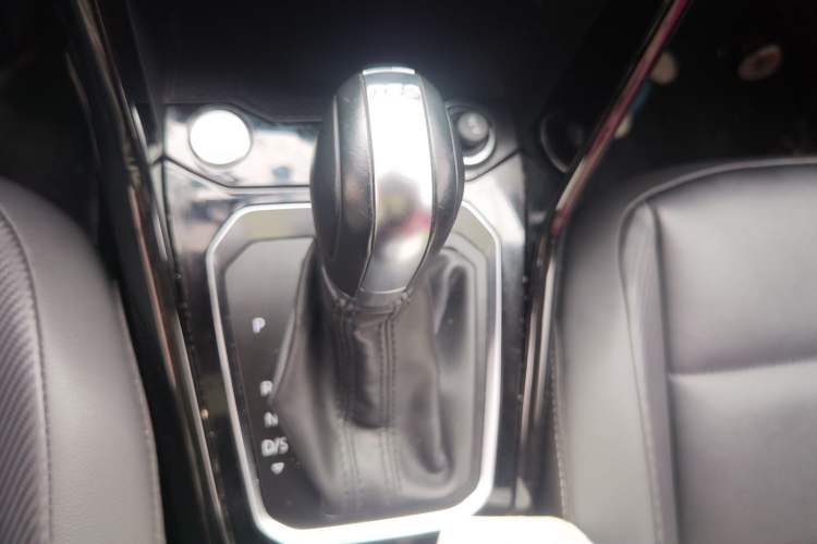 Used Volkswagen T-ROC 2021 280TSI DSG Two-Wheel Drive Comfort Connect Edition Gear Lever