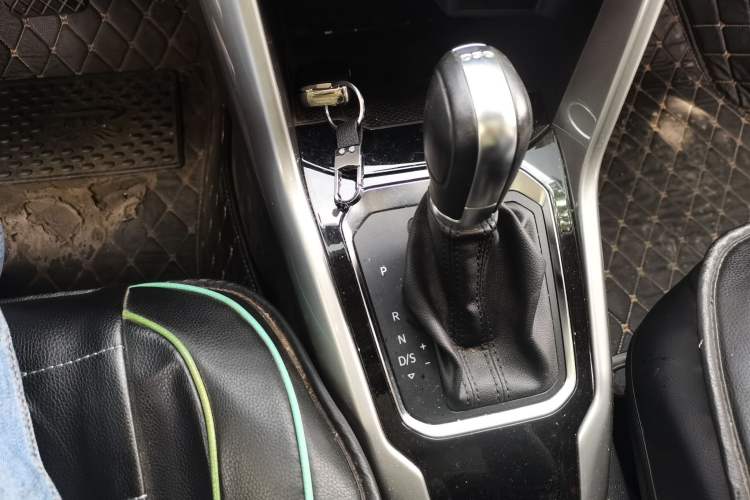 Used Volkswagen T-ROC 2021 Revised Version 280TSI DSG Two-Wheel Drive Elite Connect Edition Gear Lever