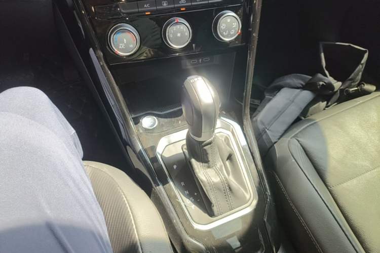 Used Volkswagen T-ROC 2021 280TSI DSG Two-Wheel Drive Comfort Connect Edition Gear Lever