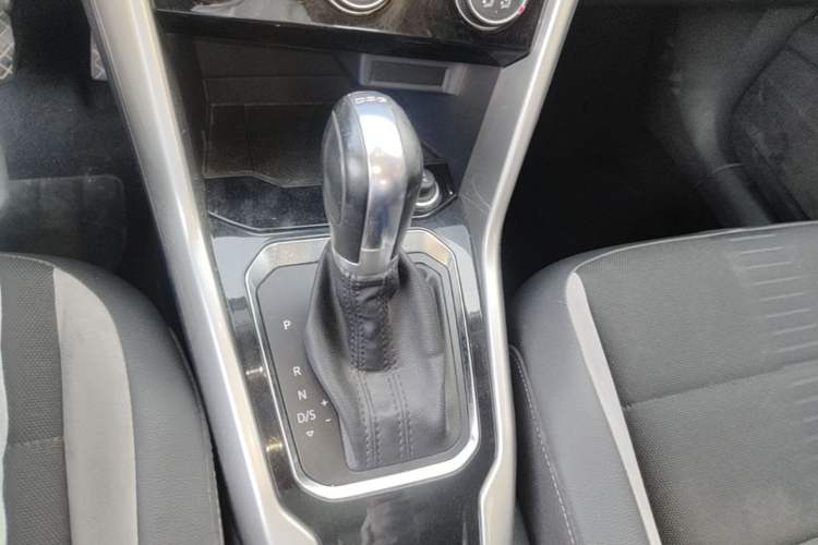 Used Volkswagen T-ROC 2021 280TSI DSG Two-Wheel Drive Elite Connect Edition Gear Lever