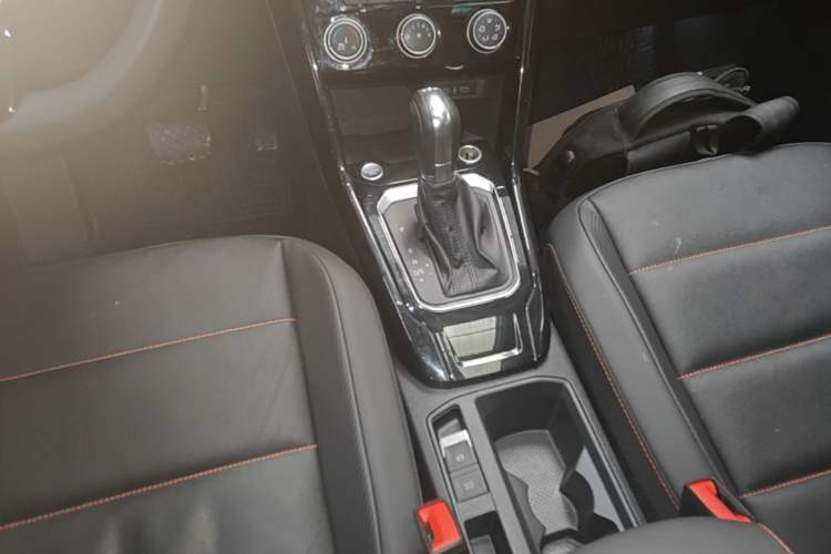 Used Volkswagen T-ROC 2021 280TSI DSG Two-Wheel Drive Comfort Connect 30th Anniversary Edition Gear Lever