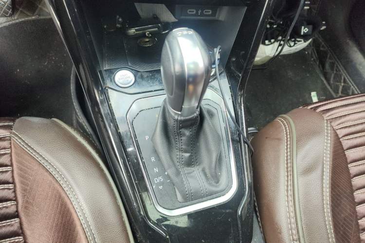 Used Volkswagen T-ROC 2021 280TSI DSG Two-Wheel Drive Comfort Connect Edition Gear Lever