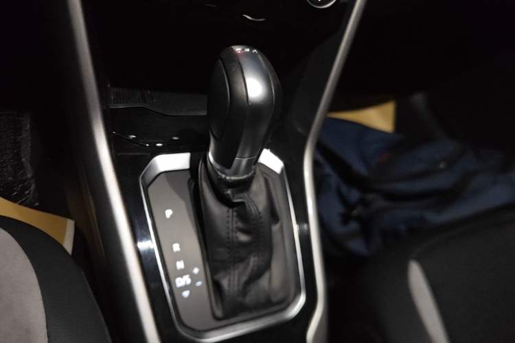 Used Volkswagen T-ROC 2021 Revised Version 280TSI DSG Two-Wheel Drive Elite Connect Edition Gear Lever