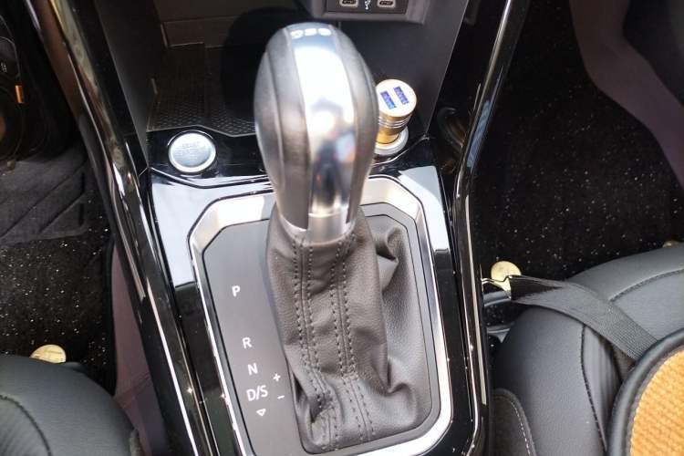 Used Volkswagen T-ROC 2021 280TSI DSG Two-Wheel Drive Comfort Connect Edition Gear Lever