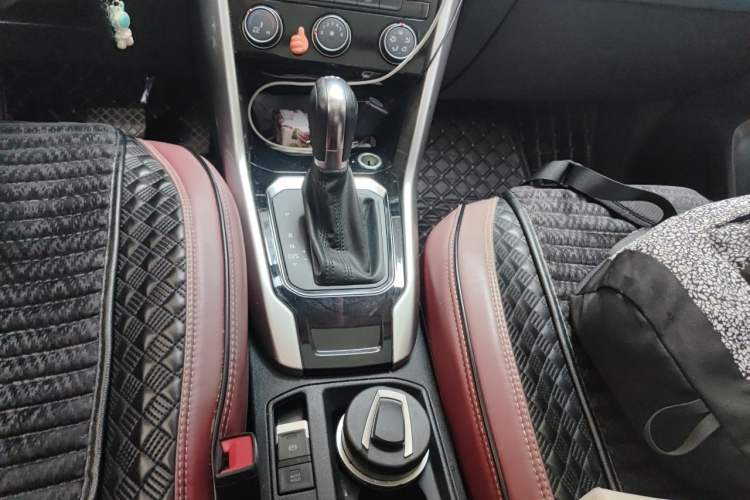 Used Volkswagen T-ROC 2021 280TSI DSG Two-Wheel Drive Elite Connect Edition Gear Lever