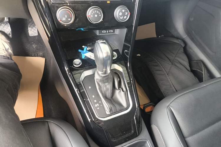 Used Volkswagen T-ROC 2021 280TSI DSG Two-Wheel Drive Comfort Connect Edition Gear Lever