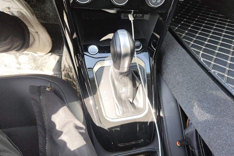 Used Volkswagen T-ROC 2021 280TSI DSG Two-Wheel Drive Comfort Connect Edition Gear Lever