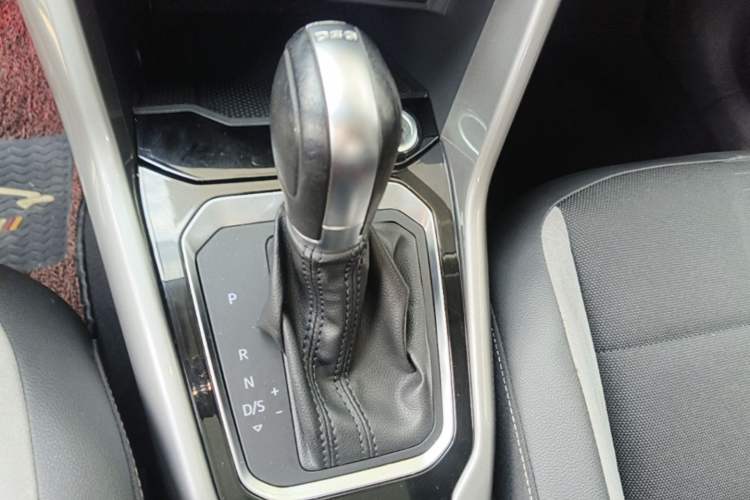 Used Volkswagen T-ROC 2021 Revised Version 280TSI DSG Two-Wheel Drive Elite Connect Edition Gear Lever