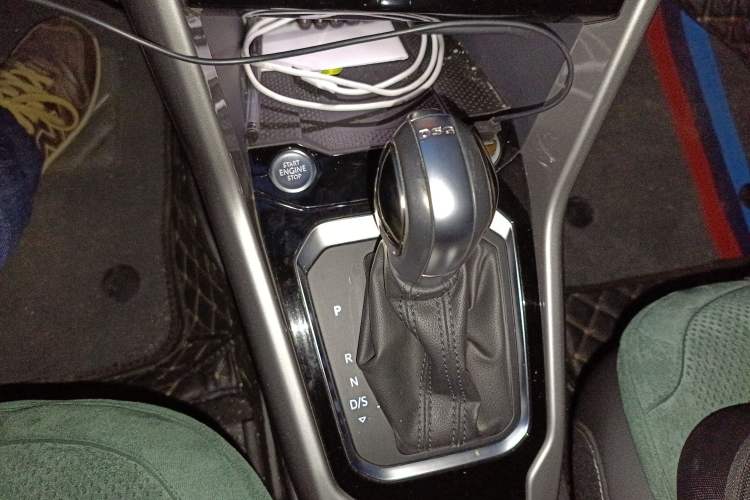 Used Volkswagen T-ROC 2021 280TSI DSG Two-Wheel Drive R-Line Pro Connected Version Gear Lever