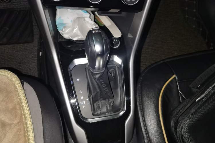 Used Volkswagen T-ROC 2021 Revised Version 280TSI DSG Two-Wheel Drive Elite Connect Edition Gear Lever