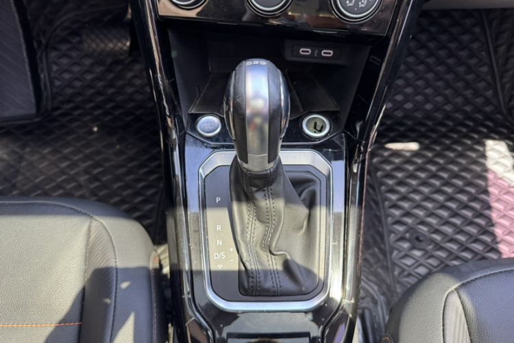 Used Volkswagen T-ROC 2021 280TSI DSG Two-Wheel Drive Comfort Connect 30th Anniversary Edition Gear Lever