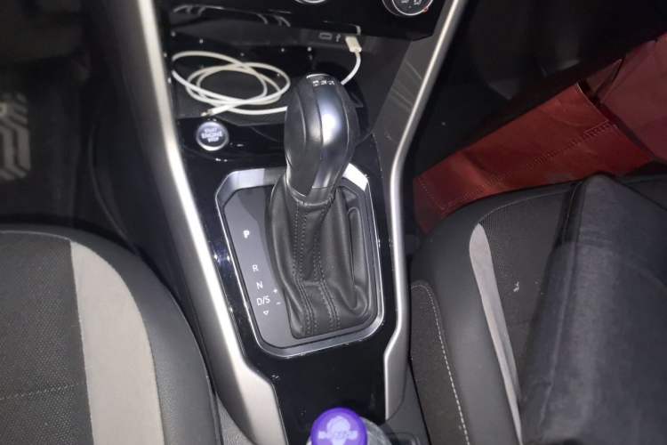 Used Volkswagen T-ROC 2021 Revised Version 280TSI DSG Two-Wheel Drive Elite Connect Edition Gear Lever