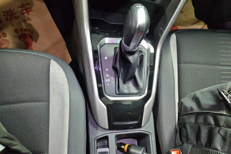 Used Volkswagen T-ROC 2021 Revised Version 280TSI DSG Two-Wheel Drive Elite Connect Edition Gear Lever