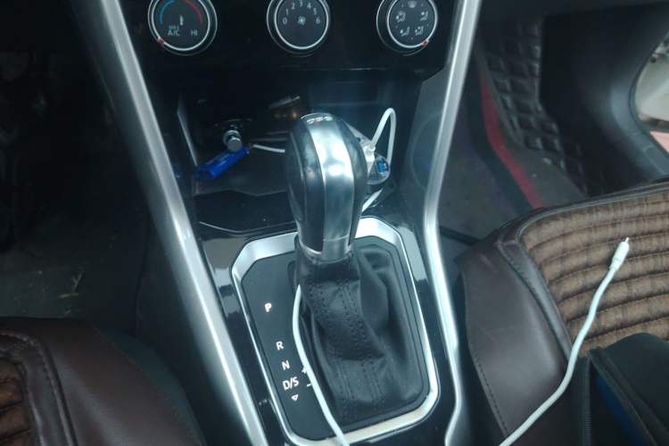 Used Volkswagen T-ROC 2021 Revised Version 280TSI DSG Two-Wheel Drive Elite Connect Edition Gear Lever