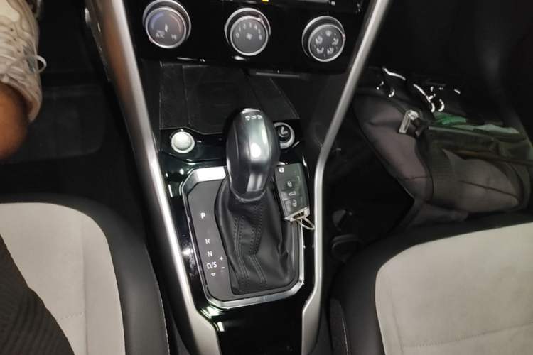 Used Volkswagen T-ROC 2021 280TSI DSG Two-Wheel Drive R-Line Pro Connected Version Gear Lever