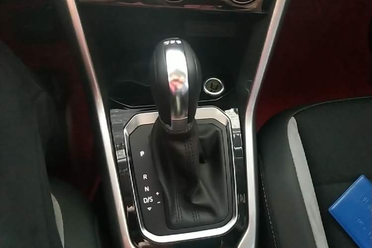Used Volkswagen T-ROC 2021 280TSI DSG Two-Wheel Drive Elite Connect Edition Gear Lever