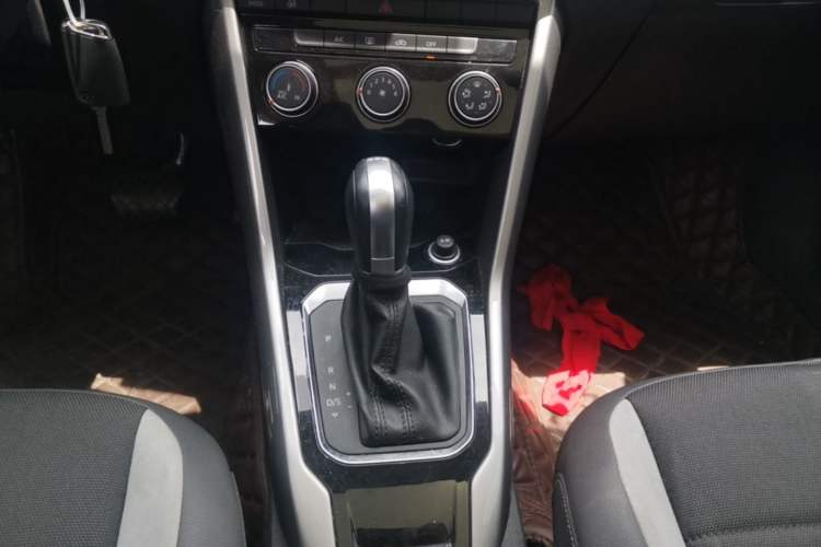 Used Volkswagen T-ROC 2021 Revised Version 280TSI DSG Two-Wheel Drive Elite Connect Edition Gear Lever