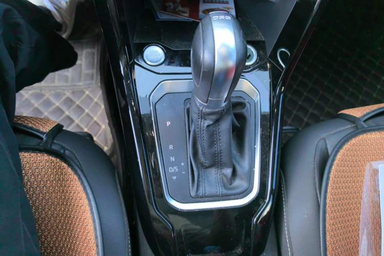 Used Volkswagen T-ROC 2021 280TSI DSG Two-Wheel Drive Comfort Connect Edition Gear Lever