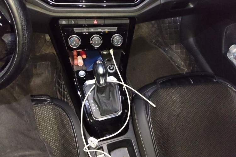 Used Volkswagen T-ROC 2021 280TSI DSG Two-Wheel Drive R-Line Pro Connected Version Gear Lever