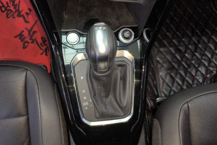 Used Volkswagen T-ROC 2021 280TSI DSG Two-Wheel Drive Comfort Connect Edition Gear Lever