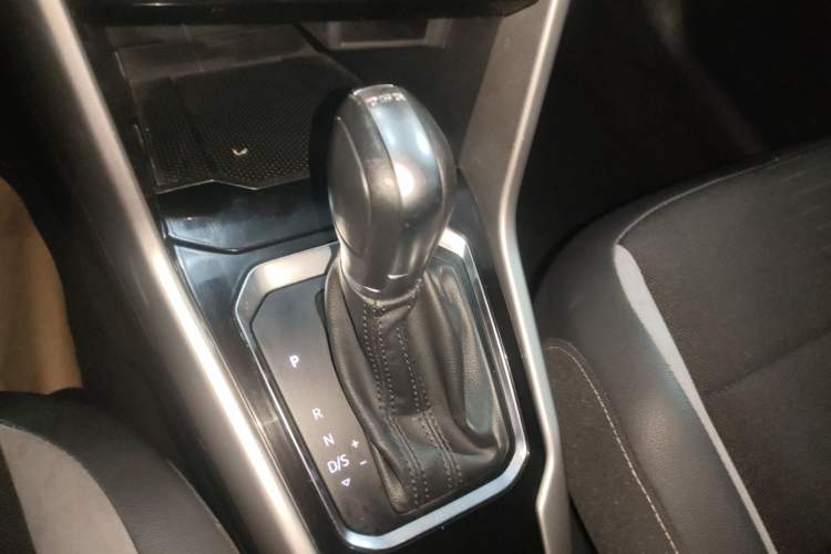 Used Volkswagen T-ROC 2021 280TSI DSG Two-Wheel Drive Elite Connect Edition Gear Lever
