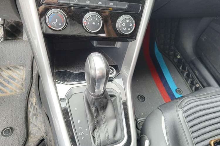 Used Volkswagen T-ROC 2021 280TSI DSG Two-Wheel Drive Elite Connect Edition Gear Lever