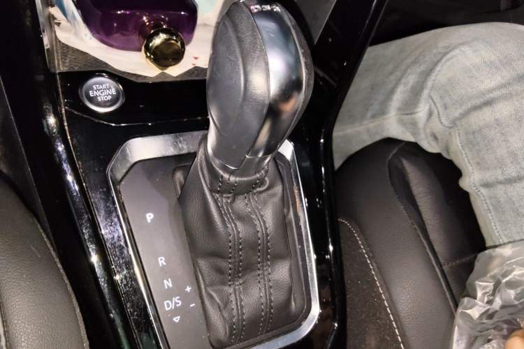 Used Volkswagen T-ROC 2021 280TSI DSG Two-Wheel Drive Comfort Connect Edition Gear Lever