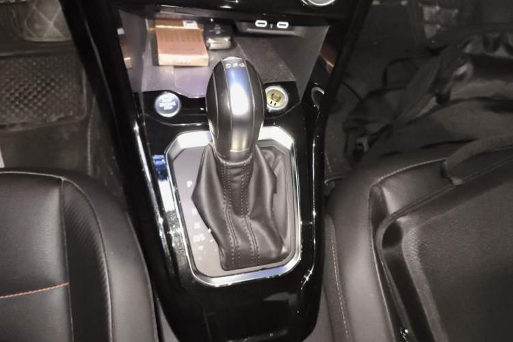 Used Volkswagen T-ROC 2021 280TSI DSG Two-Wheel Drive Comfort Connect 30th Anniversary Edition Gear Lever