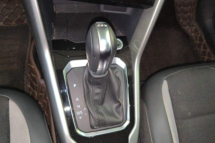 Used Volkswagen T-ROC 2021 280TSI DSG Two-Wheel Drive Elite Connect Edition Gear Lever