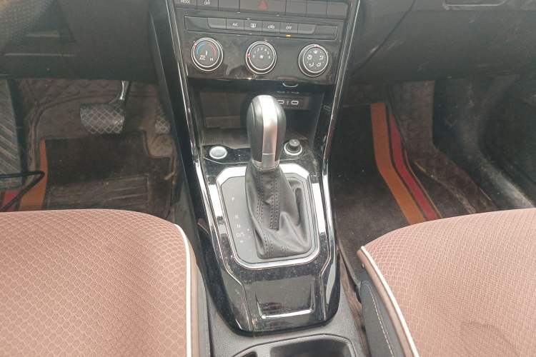 Used Volkswagen T-ROC 2021 280TSI DSG Two-Wheel Drive Comfort Connect Edition Gear Lever