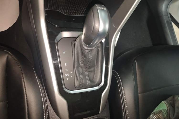 Used Volkswagen T-ROC 2021 Revised Version 280TSI DSG Two-Wheel Drive Elite Connect Edition Gear Lever