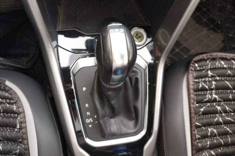 Used Volkswagen T-ROC 2021 280TSI DSG Two-Wheel Drive Elite Connect Edition Gear Lever