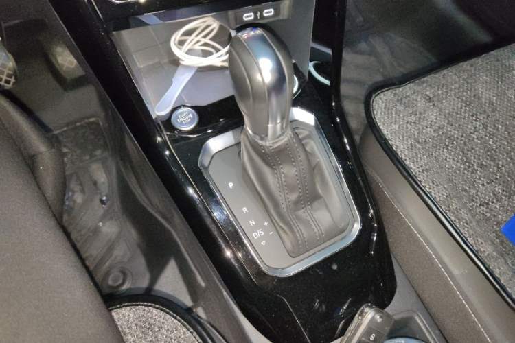 Used Volkswagen T-ROC 2021 280TSI DSG Two-Wheel Drive Luxury Smart Connectivity Version Gear Lever