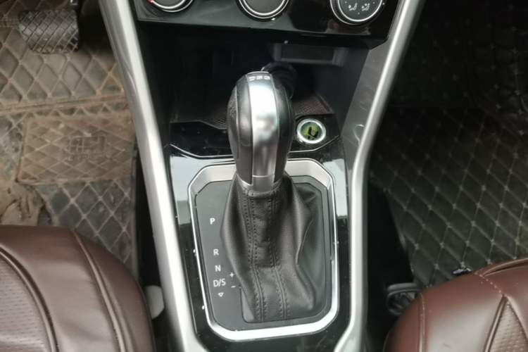 Used Volkswagen T-ROC 2021 280TSI DSG Two-Wheel Drive Elite Connect Edition Gear Lever