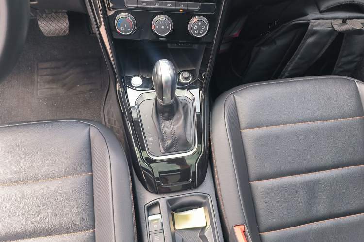 Used Volkswagen T-ROC 2021 280TSI DSG Two-Wheel Drive Comfort Connect 30th Anniversary Edition Gear Lever