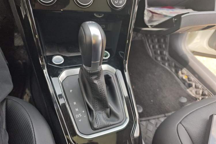 Used Volkswagen T-ROC 2021 280TSI DSG Two-Wheel Drive Comfort Connect Edition Gear Lever