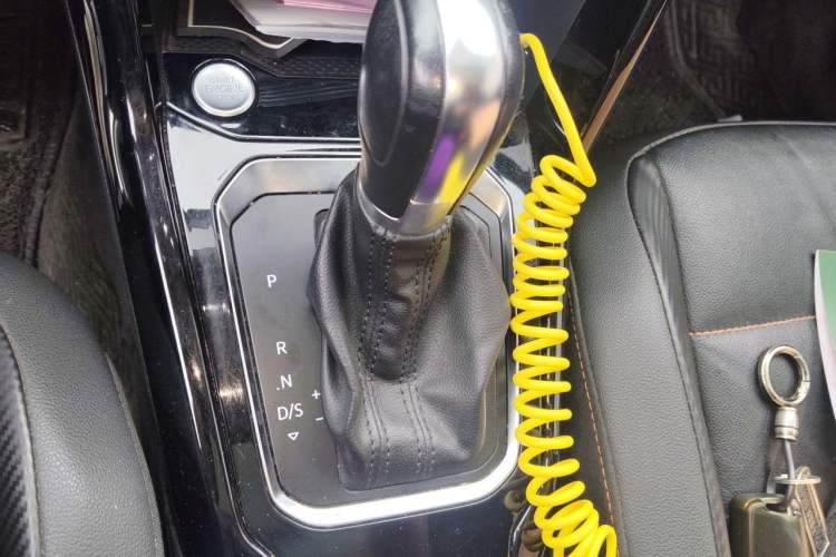 Used Volkswagen T-ROC 2021 280TSI DSG Two-Wheel Drive Comfort Connect 30th Anniversary Edition Gear Lever