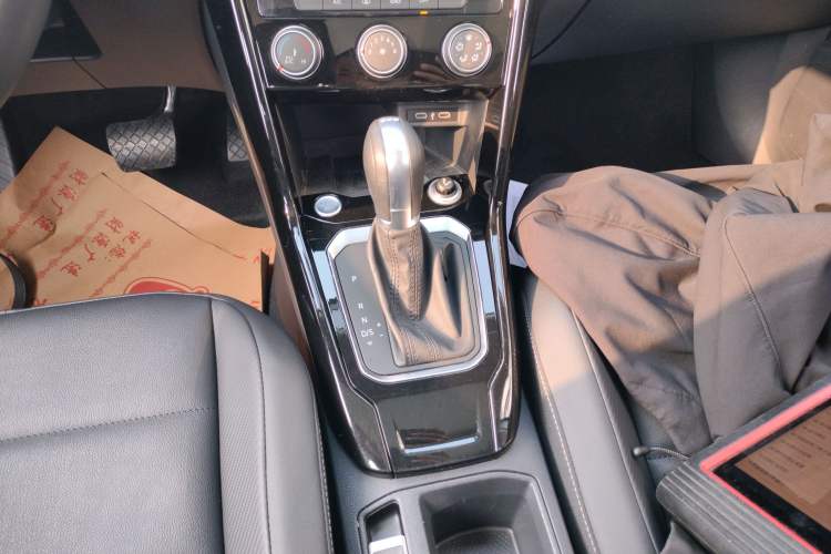 Used Volkswagen T-ROC 2021 280TSI DSG Two-Wheel Drive Comfort Connect Edition Gear Lever
