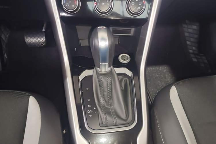 Used Volkswagen T-ROC 2021 280TSI DSG Two-Wheel Drive Elite Connect Edition Gear Lever
