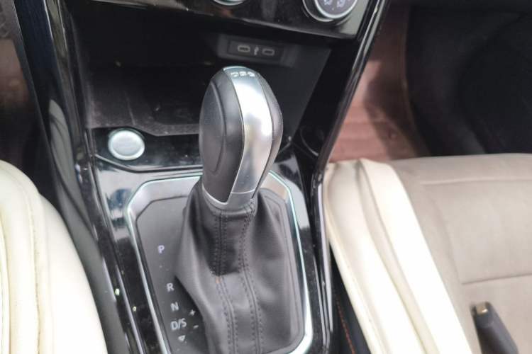 Used Volkswagen T-ROC 2021 280TSI DSG Two-Wheel Drive Comfort Connect 30th Anniversary Edition Gear Lever