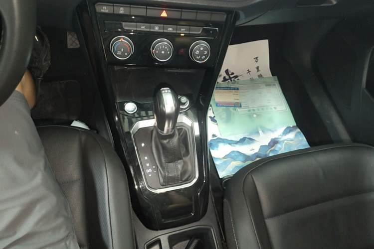 Used Volkswagen T-ROC 2021 280TSI DSG Two-Wheel Drive Comfort Connect Edition Gear Lever