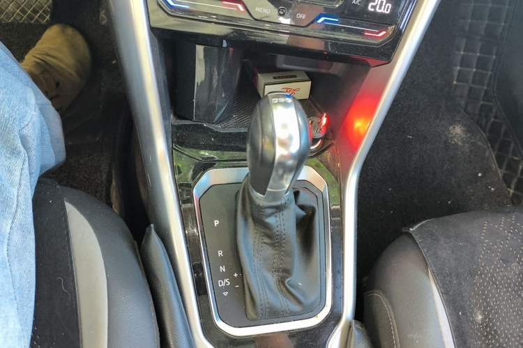 Used Volkswagen T-ROC 2021 280TSI DSG Two-Wheel Drive Elite Connect Edition Gear Lever