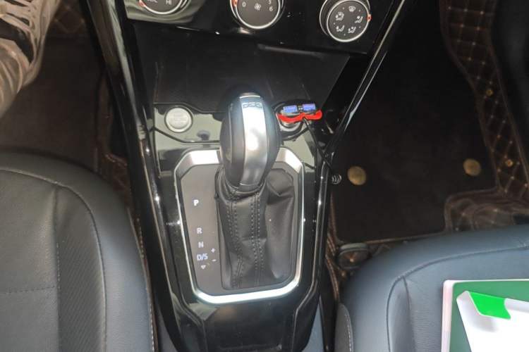 Used Volkswagen T-ROC 2021 280TSI DSG Two-Wheel Drive Comfort Connect Edition Gear Lever