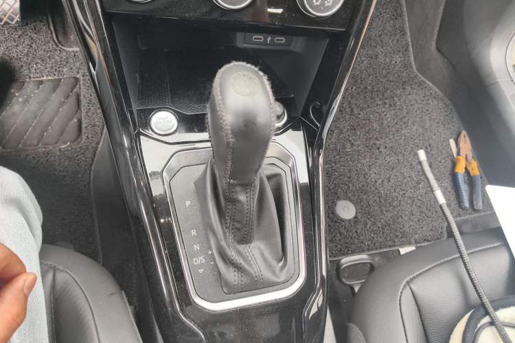 Used Volkswagen T-ROC 2021 280TSI DSG Two-Wheel Drive Comfort Connect Edition Gear Lever