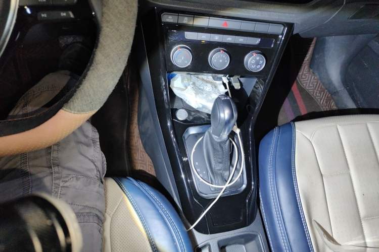 Used Volkswagen T-ROC 2021 280TSI DSG Two-Wheel Drive Comfort Connect 30th Anniversary Edition Gear Lever