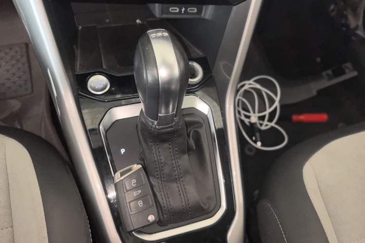 Used Volkswagen T-ROC 2021 280TSI DSG Two-Wheel Drive R-Line Pro Connected Version Gear Lever