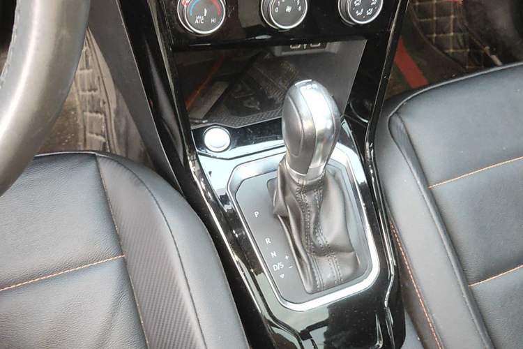 Used Volkswagen T-ROC 2021 280TSI DSG Two-Wheel Drive Comfort Connect 30th Anniversary Edition Gear Lever