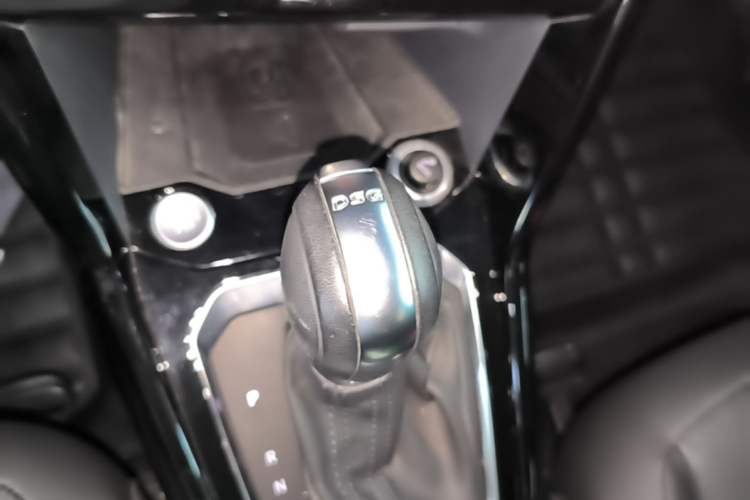 Used Volkswagen T-ROC 2021 280TSI DSG Two-Wheel Drive Comfort Connect Edition Gear Lever