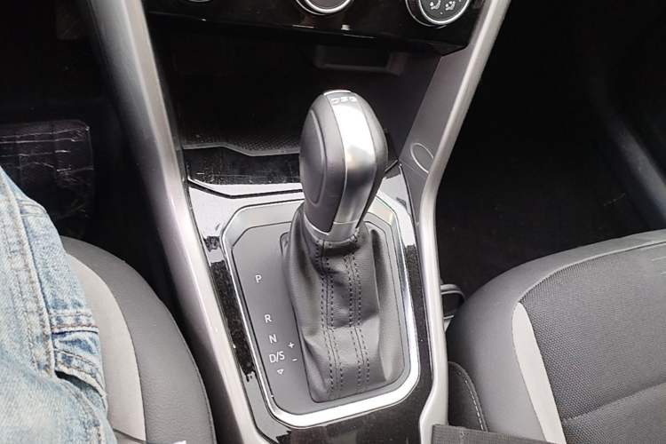 Used Volkswagen T-ROC 2021 Revised Version 280TSI DSG Two-Wheel Drive Elite Connect Edition Gear Lever